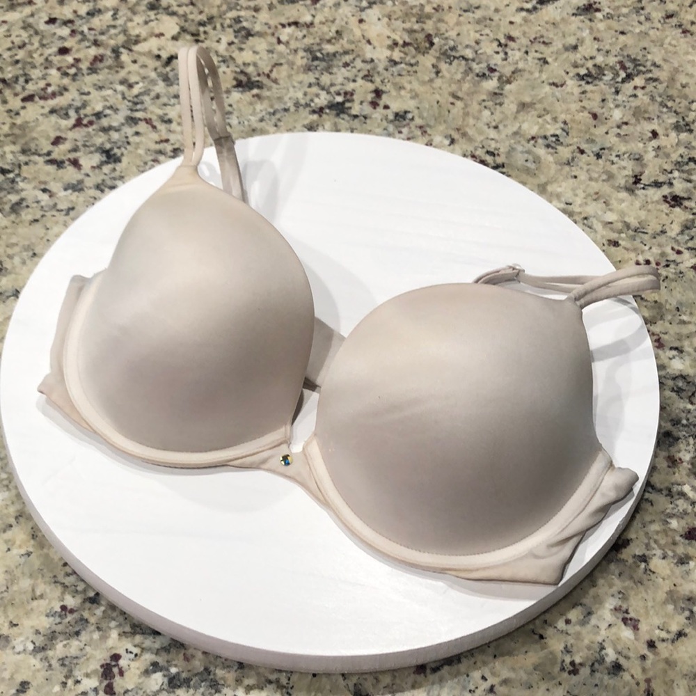 Victoria's Secret. Very sexy push up bra. 34D. White.